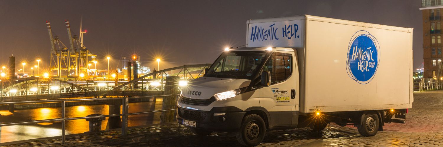 An der Elbe vor dem Hamburger Hafen steht ein LKW der gemeinnützigen Organisation Hanseatic Help