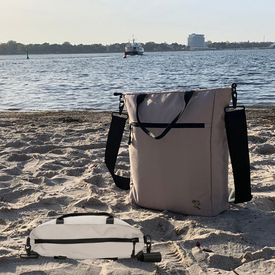 Vorderansicht der FUCHS und REBELL JONA Umhaengetasche in beige mit Blick auf den Hauptreißverschluss, um die Diebstahl-Sicherheit der Tasche zu zeigen.