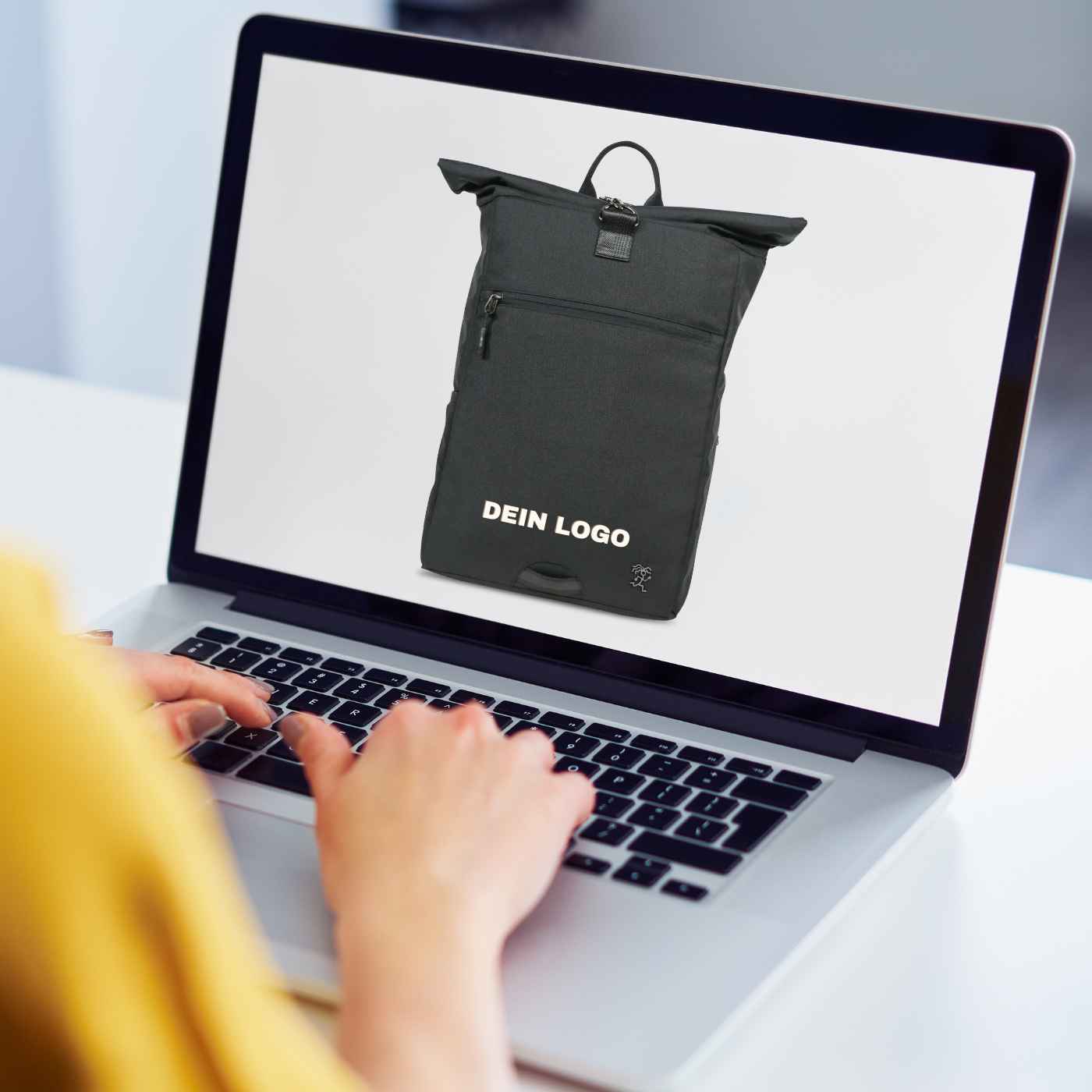 ABBILDUNG VON EINEM LAPTOP, welches zeigt, dass man die FUCHS & REBELL Produkte personaisieren kann.