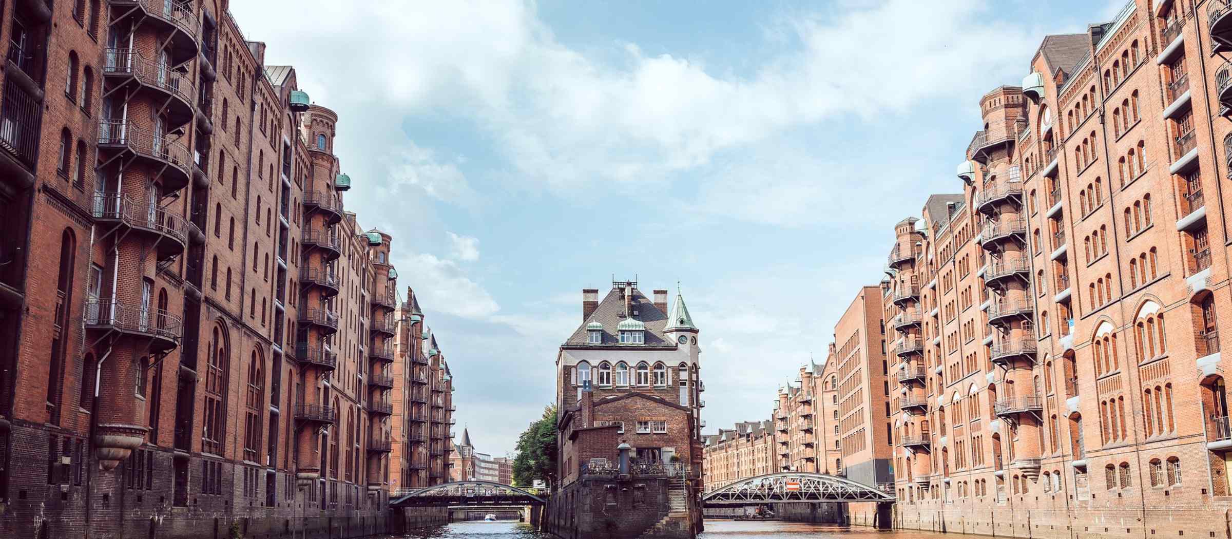Das Foto zeigt die schönen alten Speicher von der Hamburger Speicherstadt