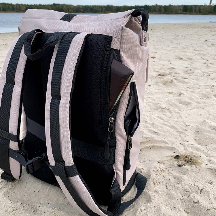 Rückenansicht von dem FUCHS & REBELL MATS DAYPACK am Strand vom Tankumsee