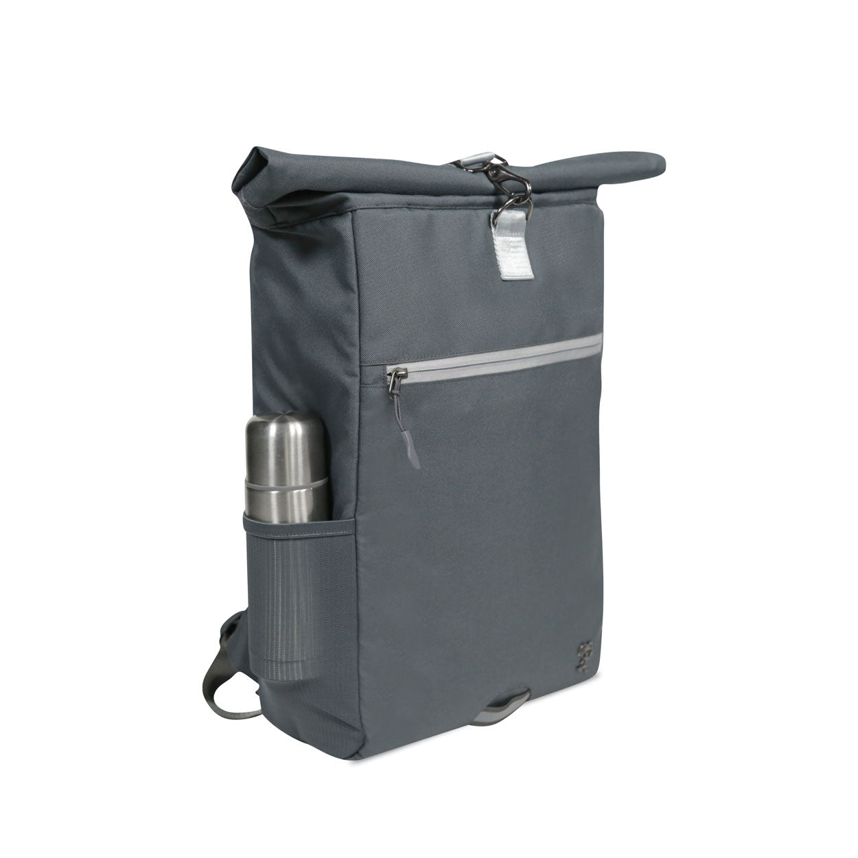 Ansicht von der linken Seite des dunkelgrauen FUCHS und REBELL PIET Rolltop Rucksacks mit extra strabiler Meshtasche für eine Thermoskanne