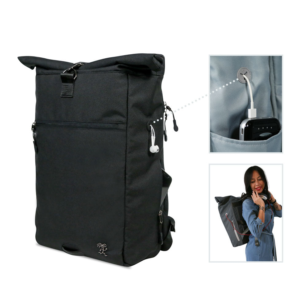 Ansicht von der rechten Seite des schwarzen FUCHS und REBELL PIET Rolltop Rucksacks mit extra Smartphonetasche und Gummioeffnung für Kopfhoerer oder Aufladekabel. Auf der Innenseite ist unter der Gummioeffnung ein extra Fach für das Handy/ die Powerbank.