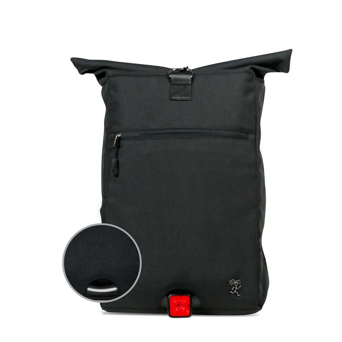 Vorderansicht des schwarzen FUCHS und REBELL PIET Rolltop Rucksacks mit Fahrradlicht, welches an dem vorderen reflektierendem Riemen für mehr Sichtbarkeit im Dunkeln befestigt wurde.
