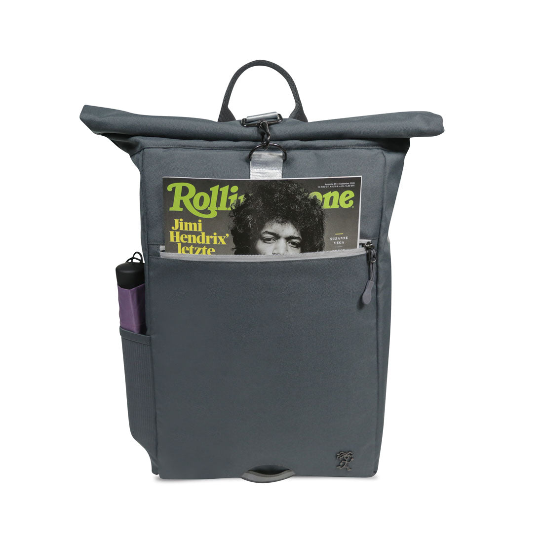 Vorderansicht des bepackten dunkelgrauen FUCHS und REBELL PIET Rolltop Rucksacks mit Regenschirm und Zeitschrift