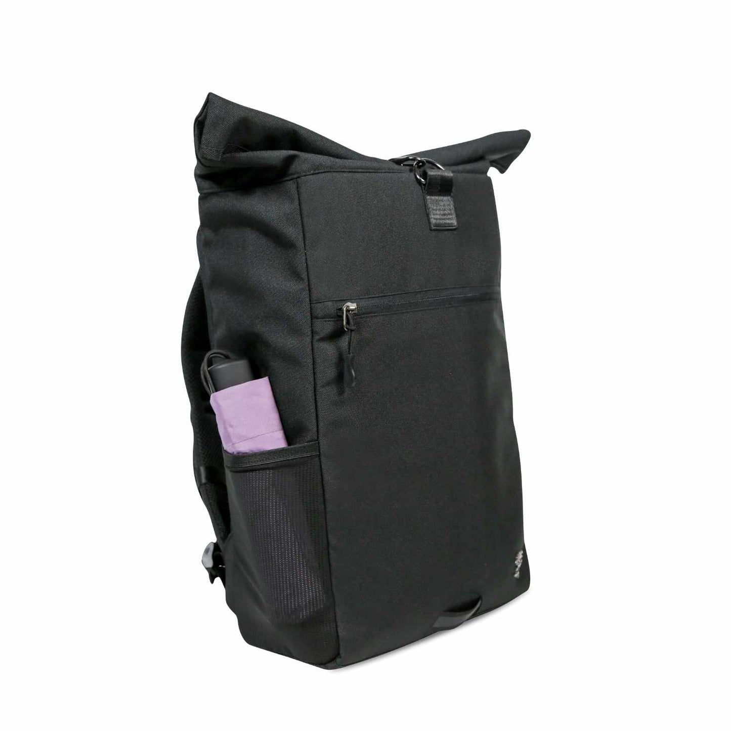 Ansicht von der linken Seite des schwarzen FUCHS und REBELL PIET Rolltop Rucksacks mit extra strabiler Meshtasche für einen Regenschirm