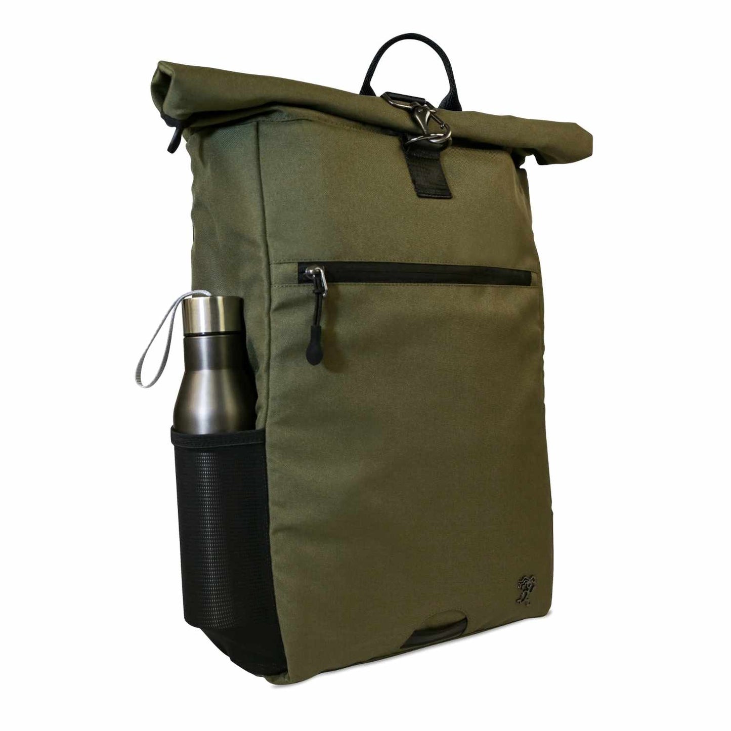 Ansicht von der linken Seite des oliv gruenen FUCHS und REBELL PIET Rolltop Rucksacks mit extra strabiler Meshtasche für einen Regenschirm oder eine Flasche.
