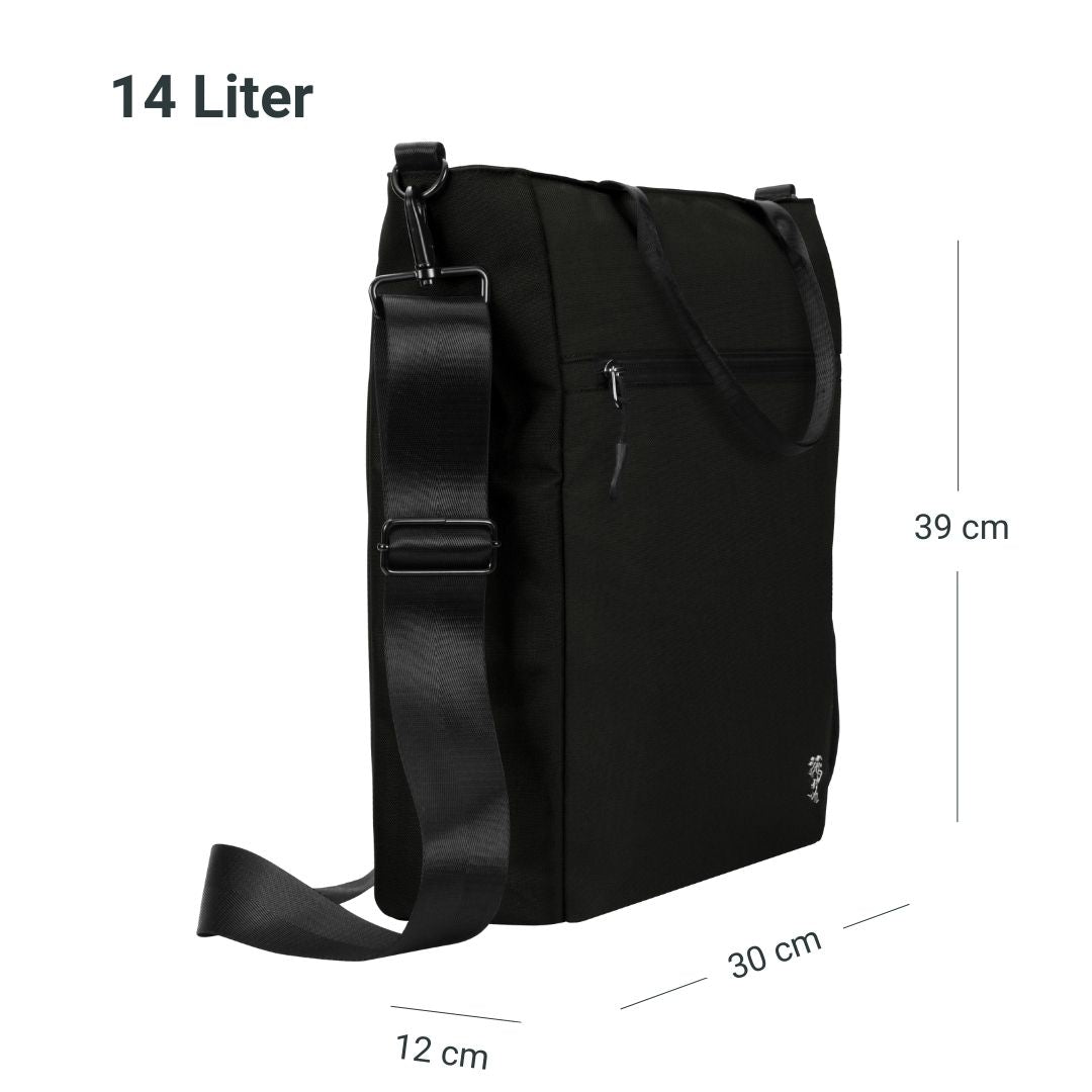 Seitenansicht der FUCHS und REBELL JONA Umhaengetasche in schwarz mit Groessenangaben.