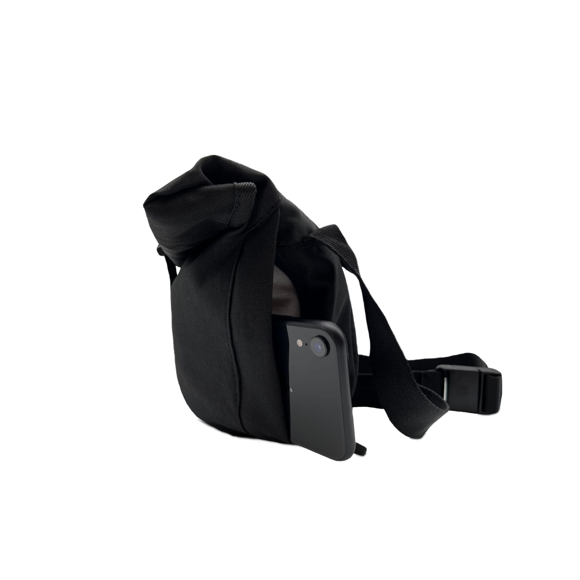 Seitenansicht der FUCHS und REBELL Crossbody Tasche LUCA in schwarz mit seitlicher Handytasche.