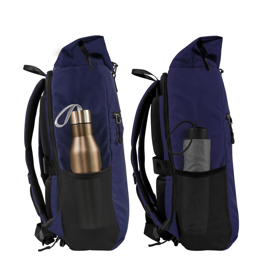 Ansicht von der linken Seite des dunkelblauen FUCHS und REBELL PIET Rolltop Rucksacks mit extra strabiler Meshtasche für eine Thermoskanne, Trinkflasche oder Regenschirm.