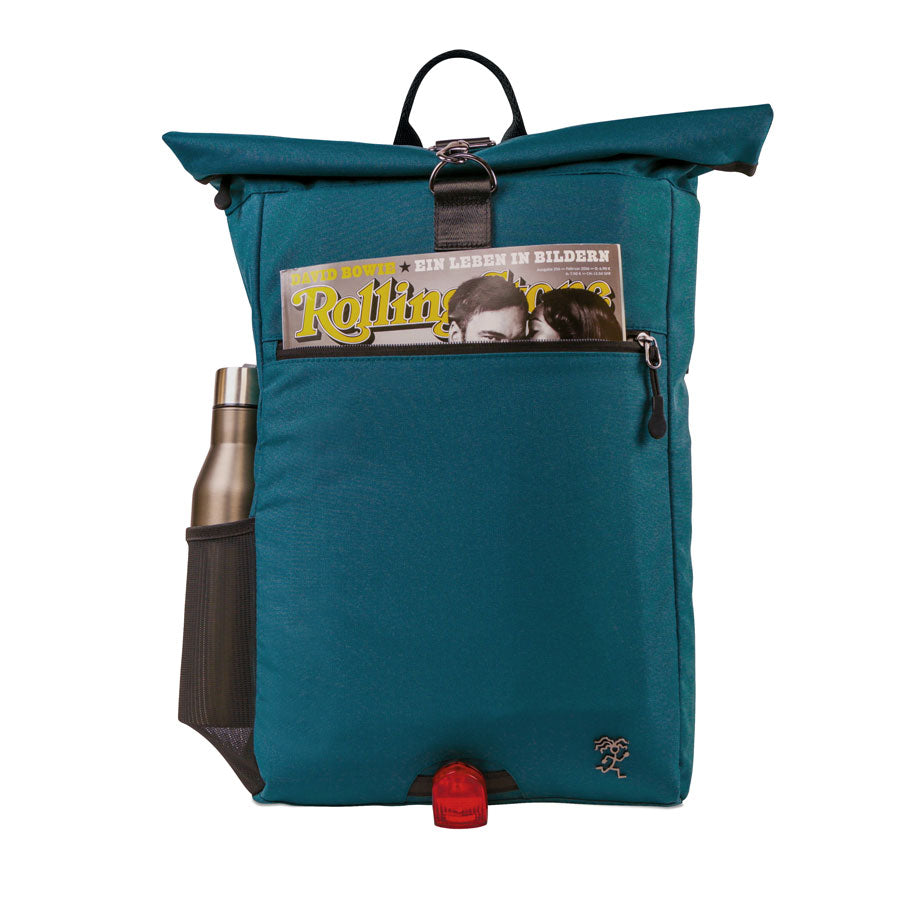 Vollbepackter FUCHS und REBELL PIET Rolltop Rucksack in petrolblau mit Fahrradlicht am vorderen Riemen für mehr Sicherheit im Dunkeln