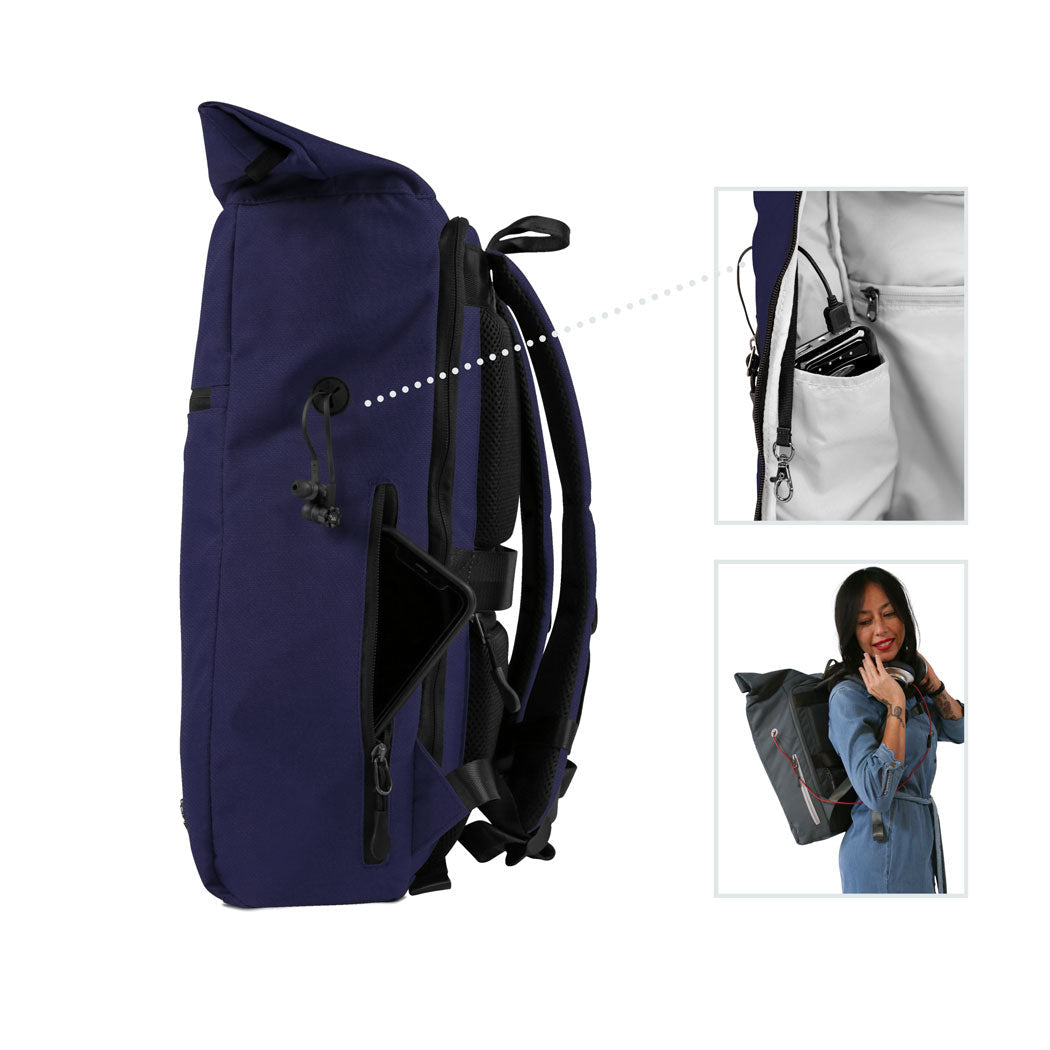 Ansicht von der rechten Seite des FUCHS und REBELL PIET Rolltop Rucksacks in dunkelblau mit extra Smartphonetasche und Gummioeffnung für Kopfhoerer oder Aufladekabel. Auf der Innenseite ist unter der Gummioeffnung ein extra Fach für das Handy/ die Powerbank.