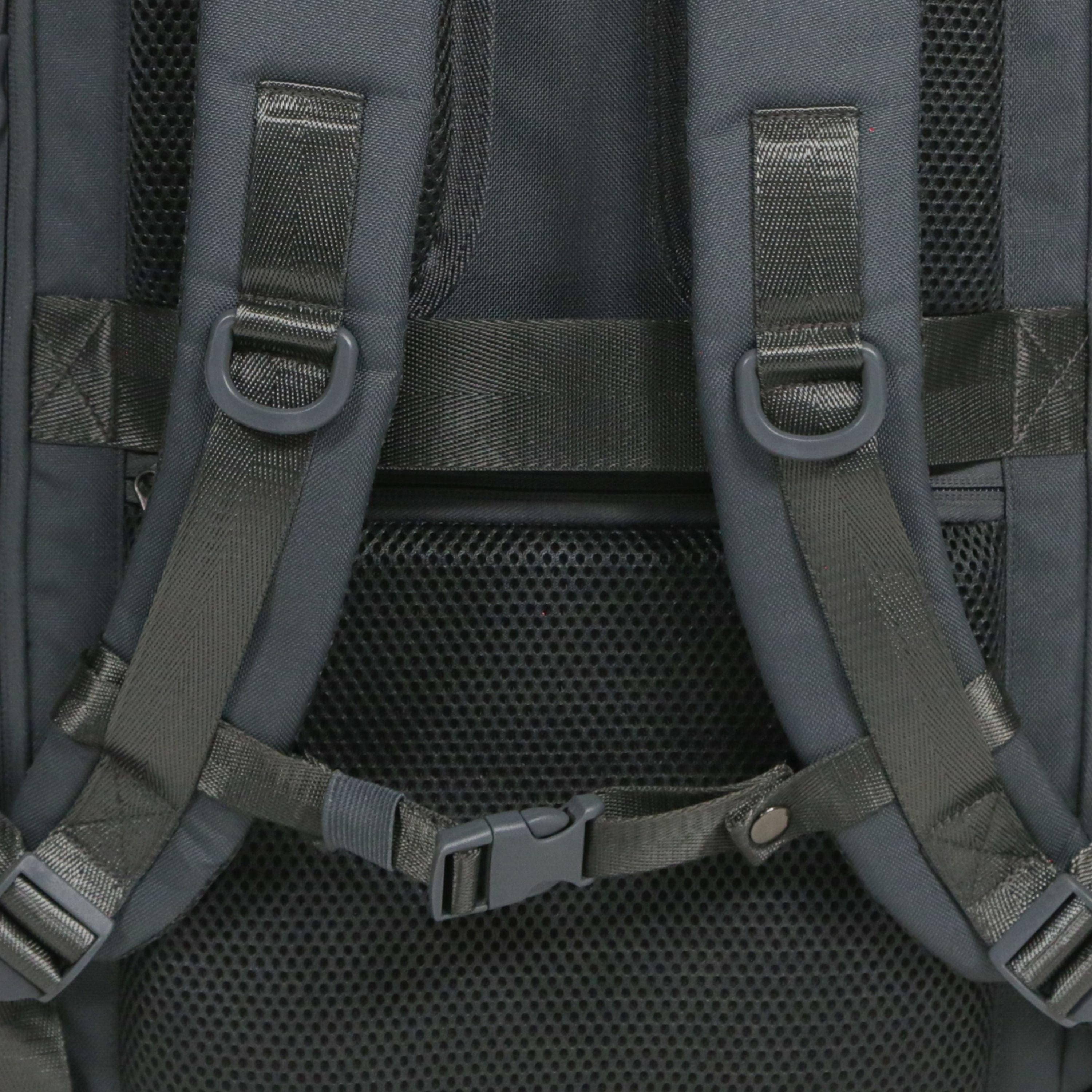 Darstellung grauer, abnehmbarer Brustgurt fuer Rucksaecke von FUCHS & REBELL im Close Up.