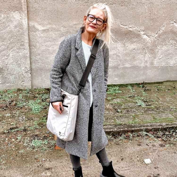 Frau traegt die beigefarbene FUCHS UND REBELL JONA Handtasche