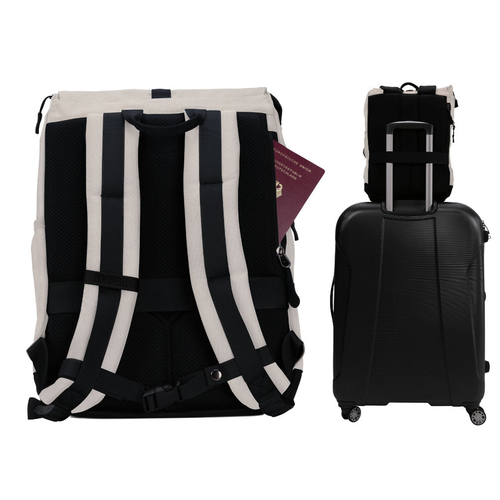 Rueckenansicht des FUCHS und REBELL MATS Daypacks in beige mit gepolstertem Ruecken und Schultergurten, abnehmbarem Brustgurt, stabilem Koffergurt und Anti-Diebstahlfach.