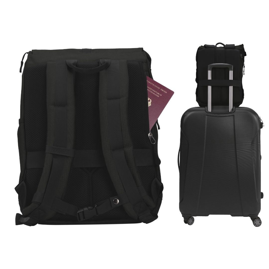 Rueckenansicht des FUCHS und REBELL MATS Daypacks in schwarz mit gepolstertem Ruecken und Schultergurten, abnehmbarem Brustgurt, stabilem Koffergurt und Anti-Diebstahlfach.