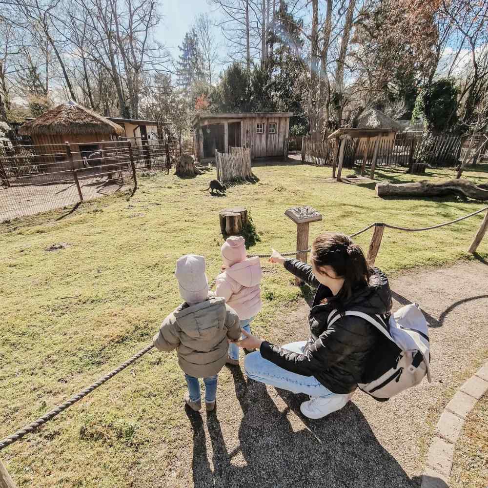 Junge Frau ist mit ihren Zwillingen im Zoo und traegt den beigefarbenen FUCHS & REBELL MATS Daypack.