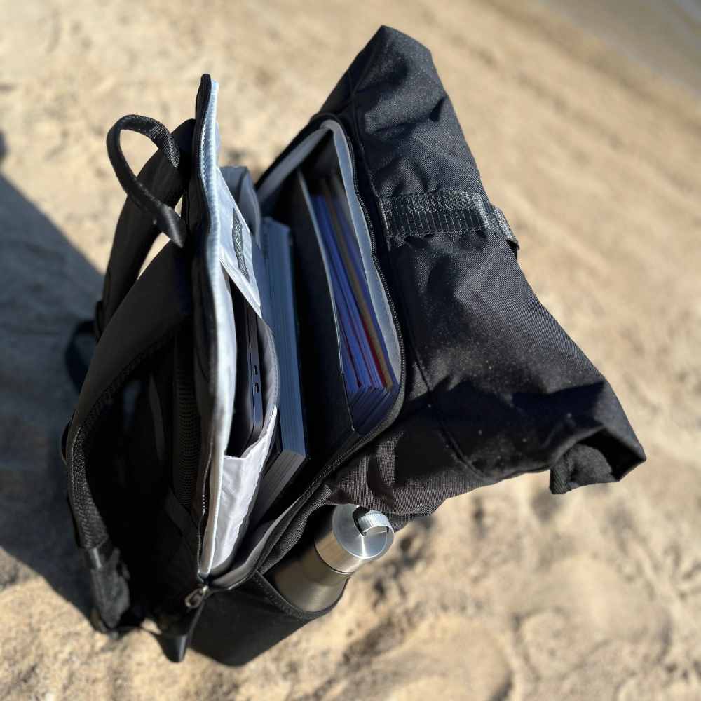 Rueckenansicht von dem FUCHS und REBELL PIET Rolltop Rucksack in schwarz