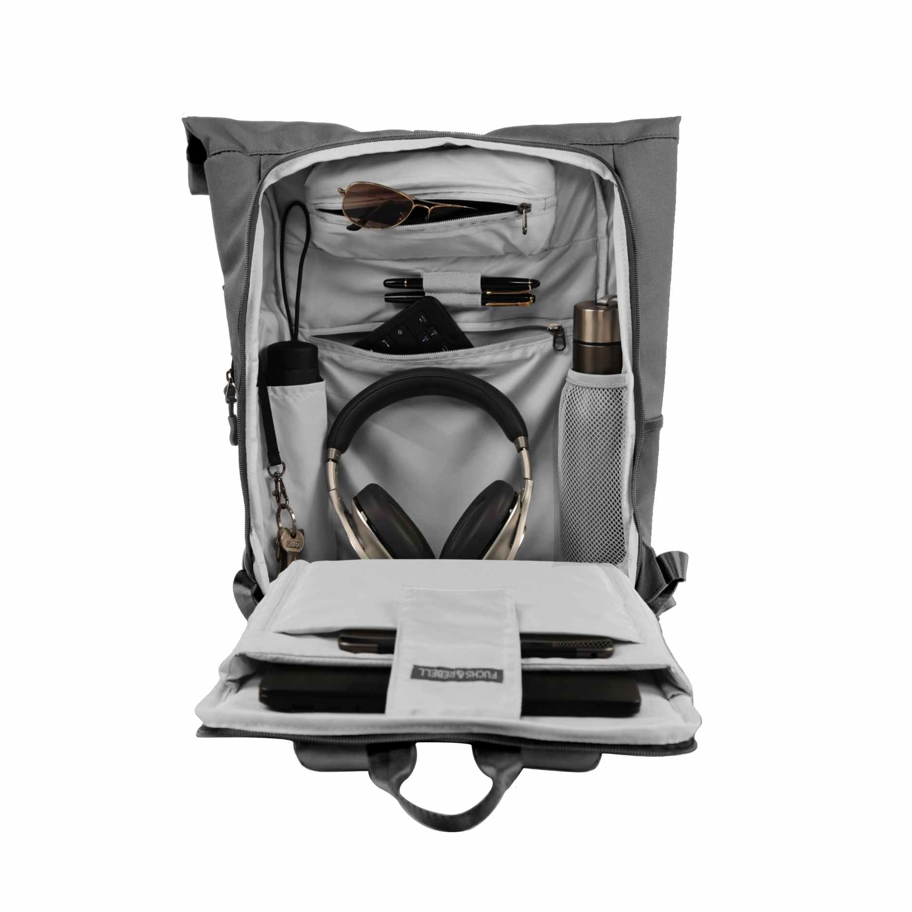 Innenansicht des FUCHS und REBELL PIET Rolltop Rucksacks in dunkelgrau mit vielen praktischen Faechern.