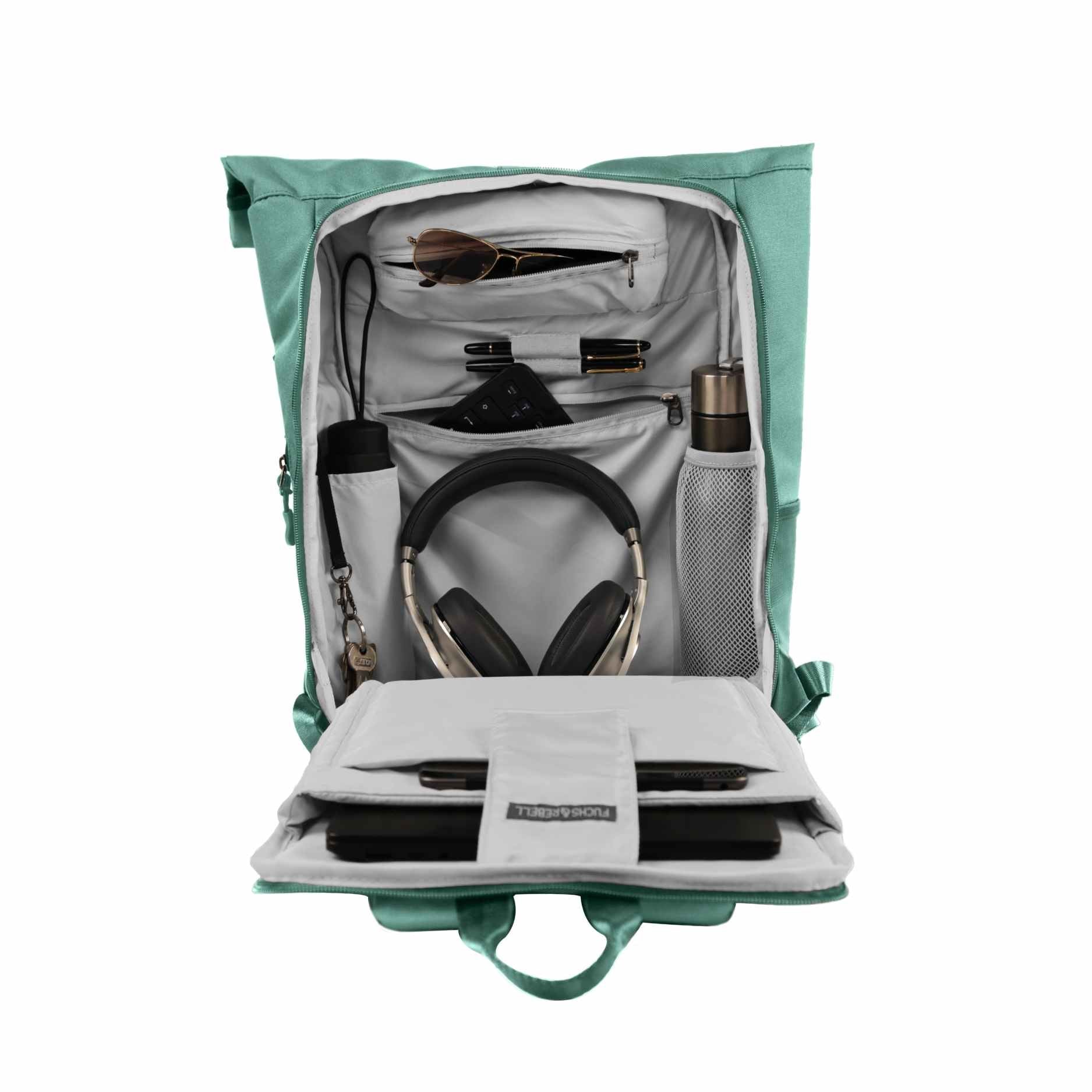 Innenansicht des FUCHS und REBELL PIET Rolltop Rucksacks in mint blue mit vielen praktischen Faechern.