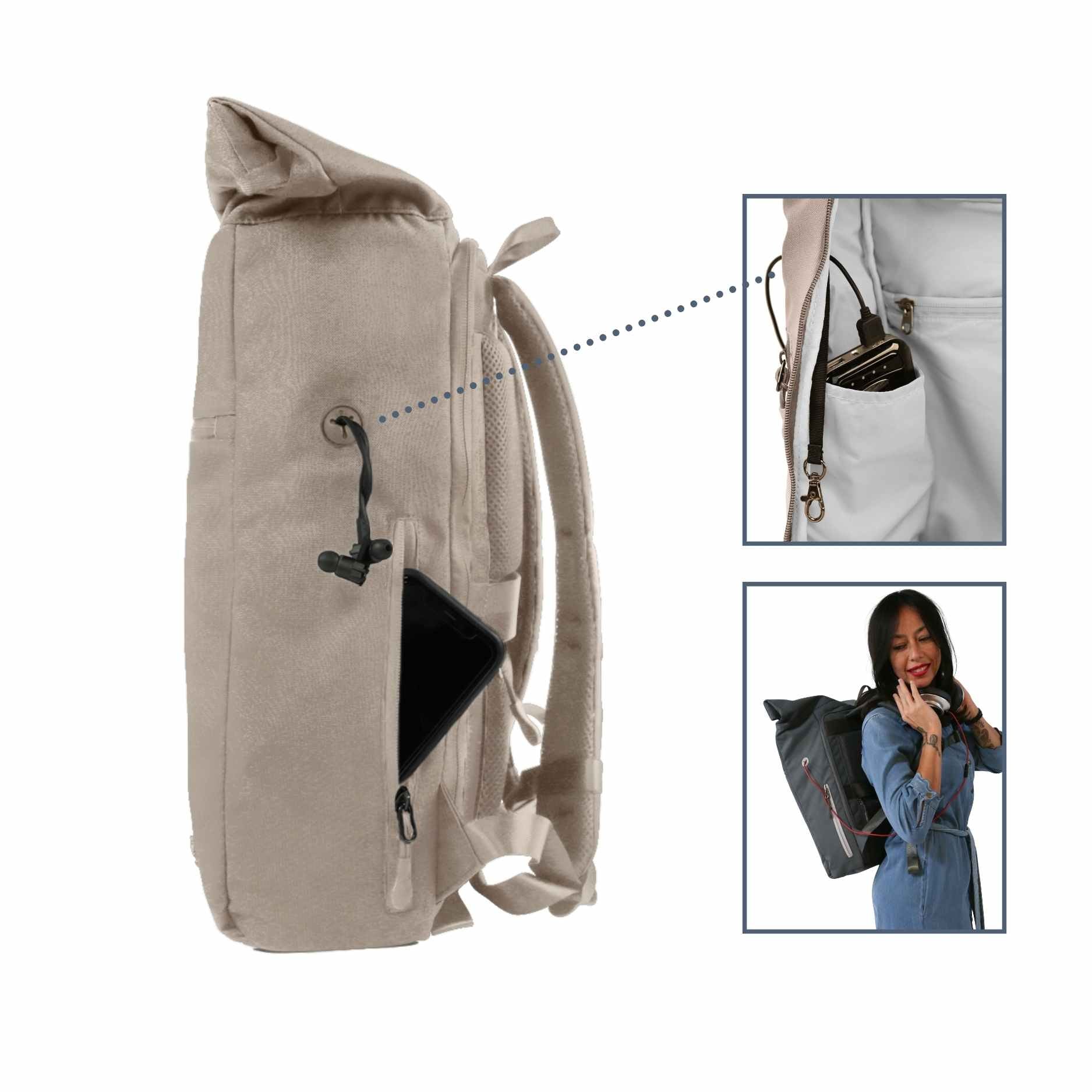 Ansicht von der rechten Seite des FUCHS und REBELL PIET Rolltop Rucksacks in beige mit extra Smartphonetasche und Gummioeffnung für Kopfhoerer oder Aufladekabel. Auf der Innenseite ist unter der Gummioeffnung ein extra Fach für das Handy/ die Powerbank.