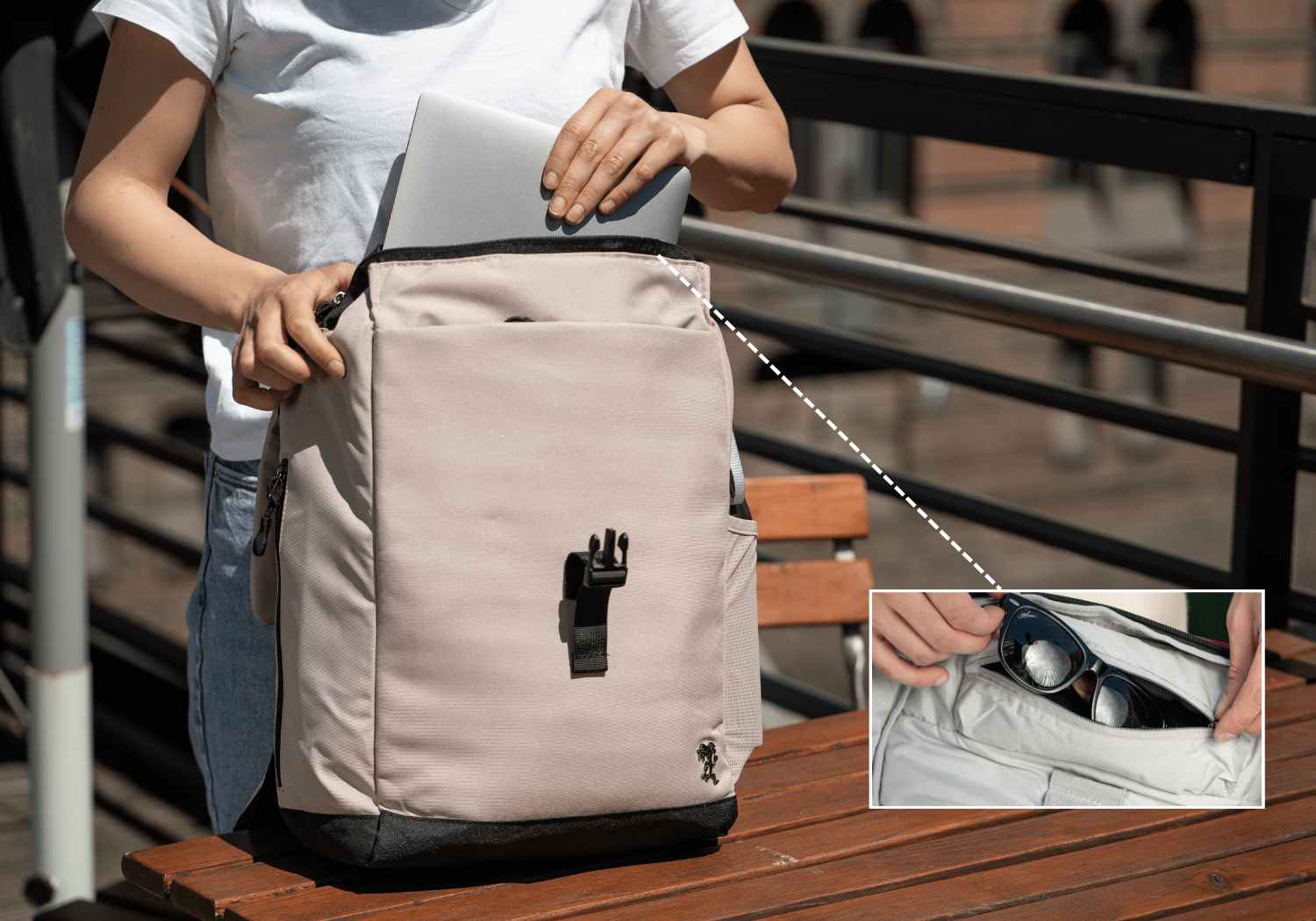 Frontansicht von dem FUCHS und REBELL Rucksack MATS in beige. Ein Frau nimmt ein Laptop aus dem Rucksack und ein weiteres Close Up zeigt dass der Rucksack ueber ein gepolstertes Innenfach verfuegt.