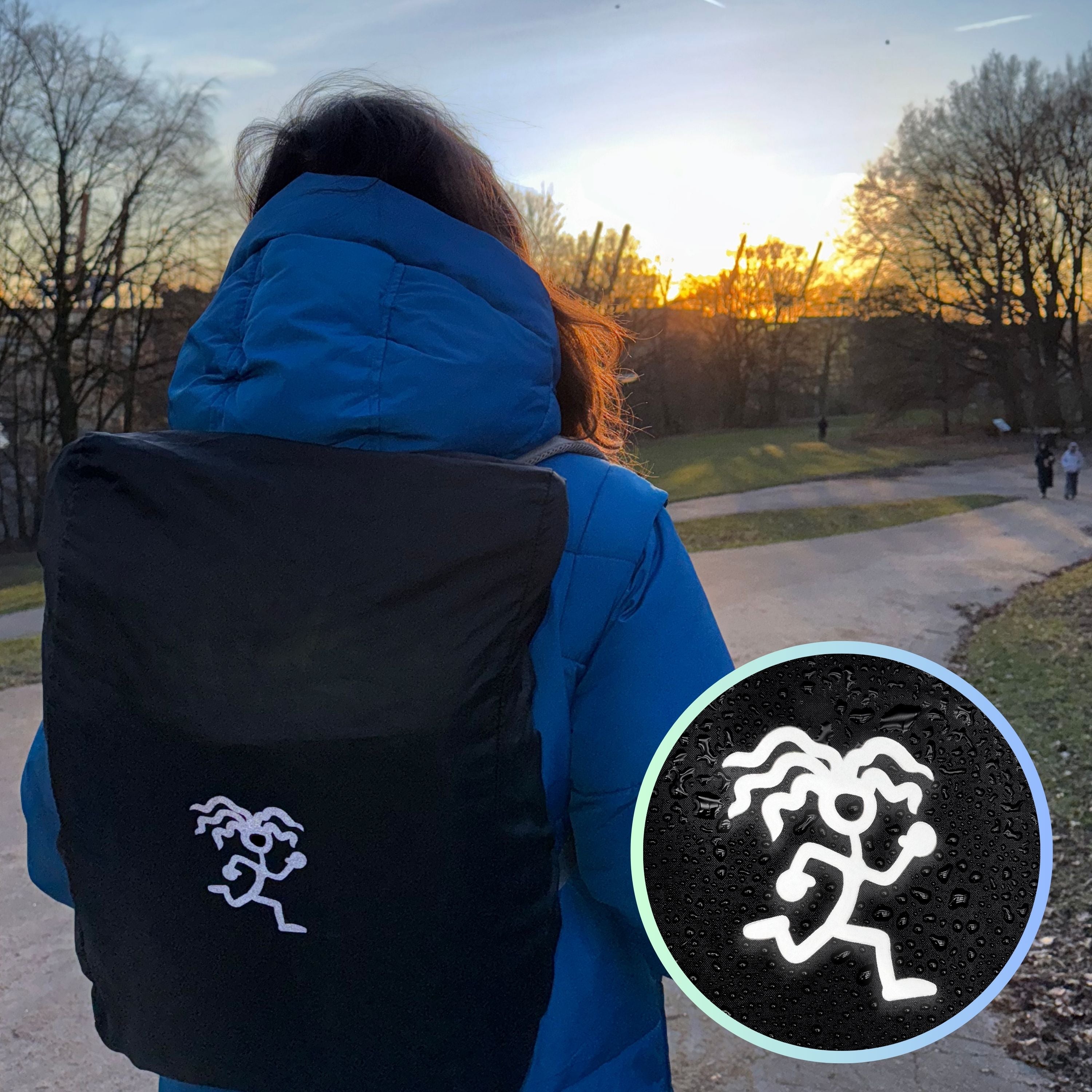 Frau traegt den FUCHS und REBELL Rucksack mit Regenschutzhuelle in schwarz und reflektierendem Logo.