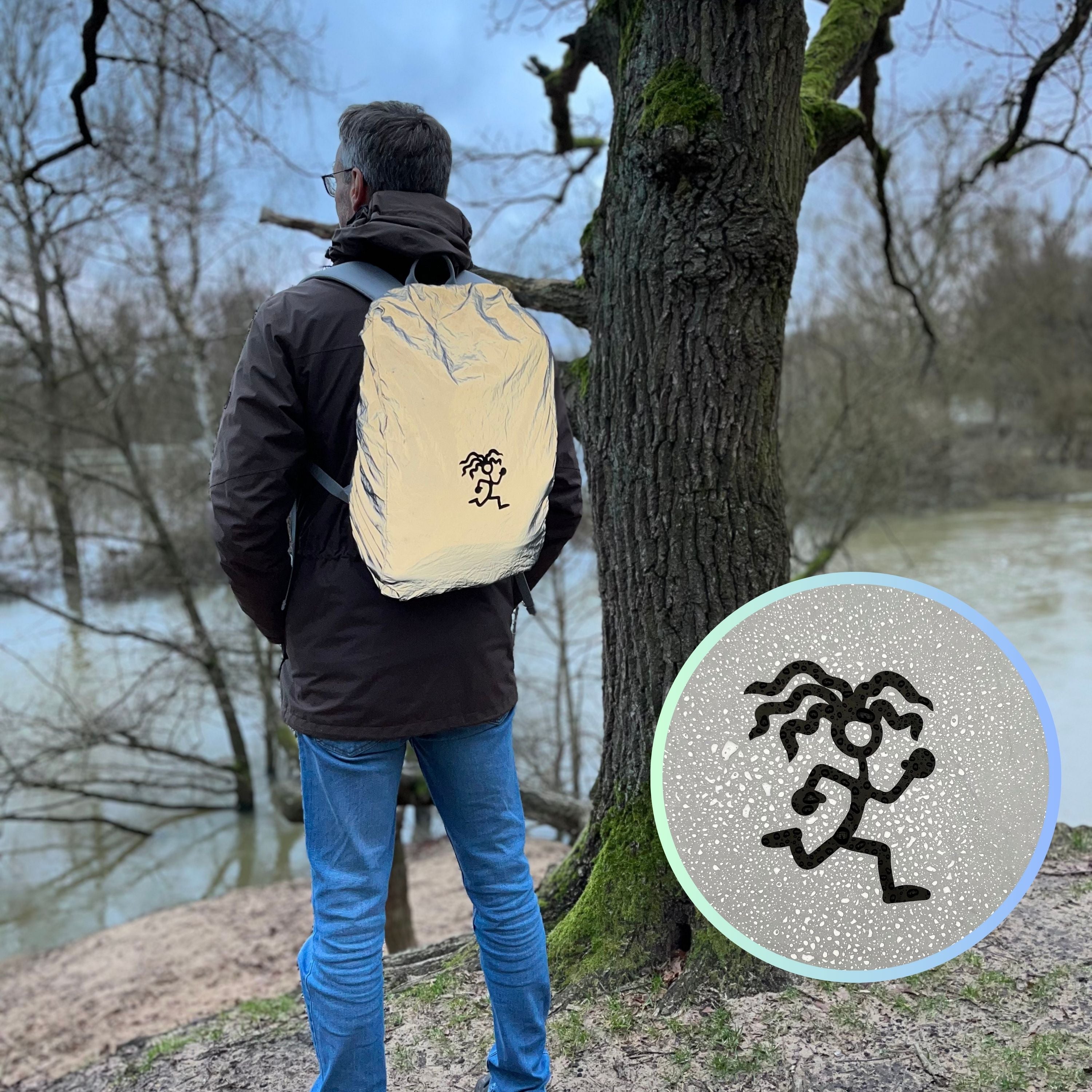 Mann traegt den FUCHS und REBELL Rucksack mit der vollreflektierenden Regenschutzhuelle und schwarzem Logo.