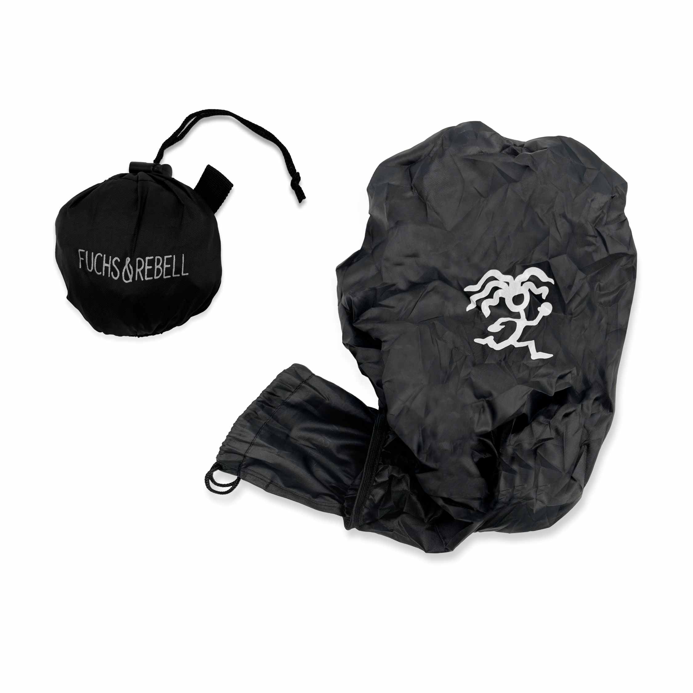 Vorderansicht der Regenschutzhuelle fuer Rucksaecke in schwarz mit reflektierendem Logo und integrierter Tasche.