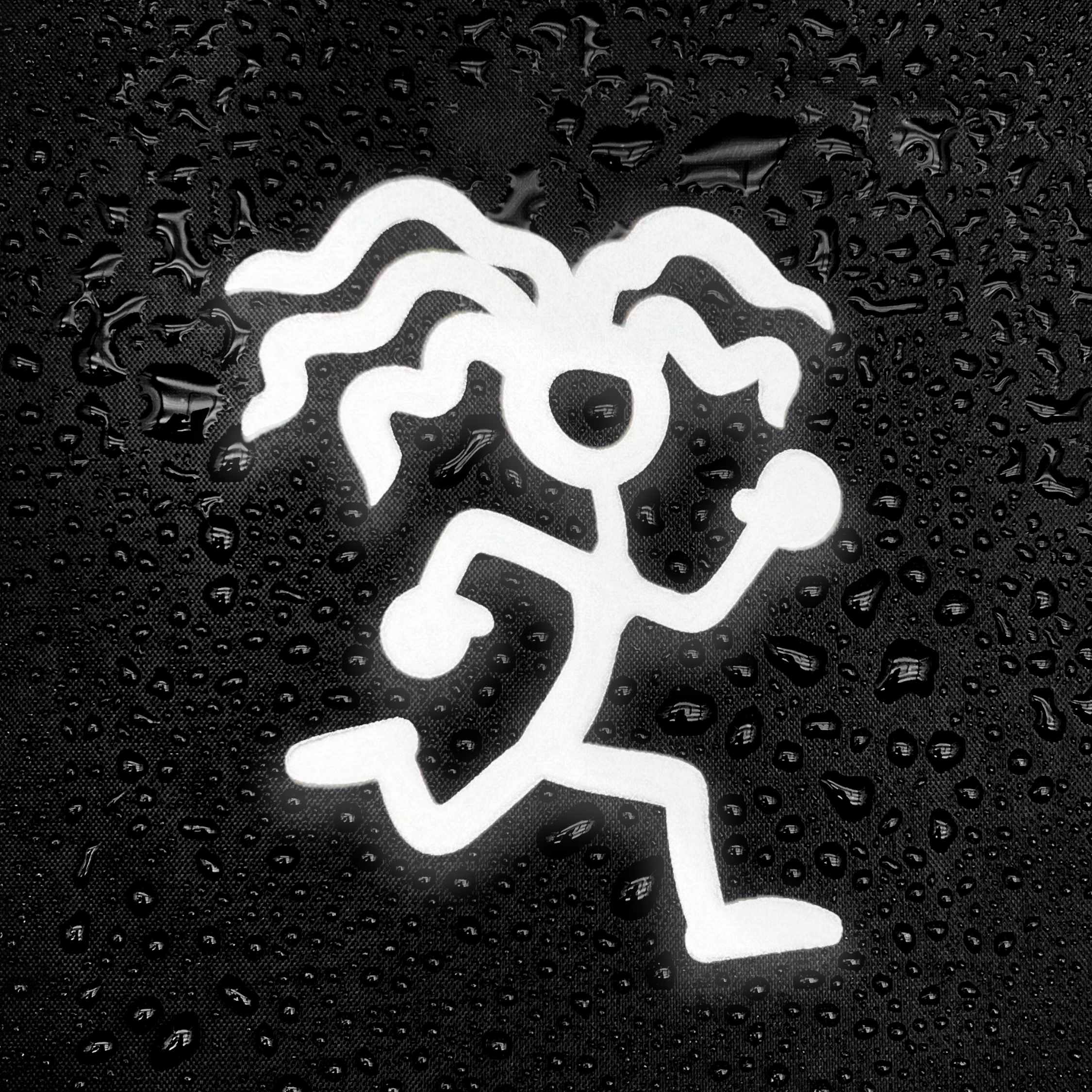 Nahaufnahme der Regenschutzhuelle in schwarz mit reflektierendem Logo mit Regentropfen.
