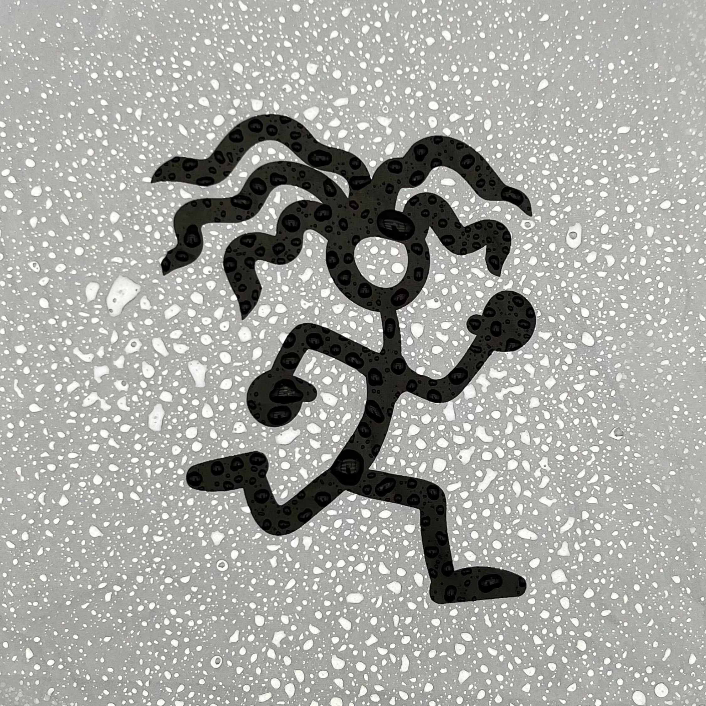 Nahaufnahme der vollreflektierenden Regenschutzhuelle fuer Rucksaecke mit schwarzem Logo mit Regentropfen.