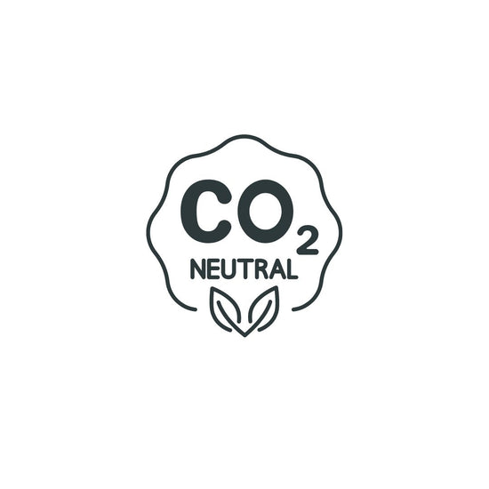 Grafik von 2 Blättern mit dem Schriftzug CO2 NEUTRAL verdeutlicht den klimafreundlichen Versand, den der Fuchs und Rebell Online Shop.