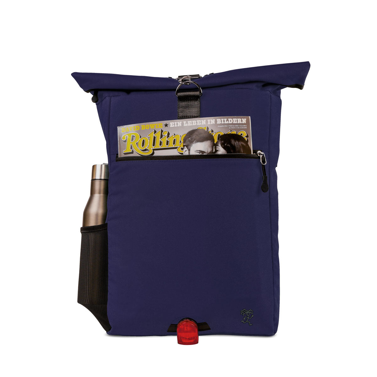 Vorderansicht des bepackten dunkelblauen FUCHS und REBELL PIET Rolltop Rucksacks mit Regenschirm und Zeitschrift