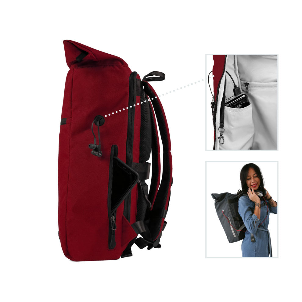 Ansicht von der rechten Seite des roten FUCHS und REBELL PIET Rolltop Rucksacks mit extra Smartphonetasche und Gummioeffnung für Kopfhoerer oder Aufladekabel. Auf der Innenseite ist unter der Gummioeffnung ein extra Fach für das Handy/ die Powerbank.