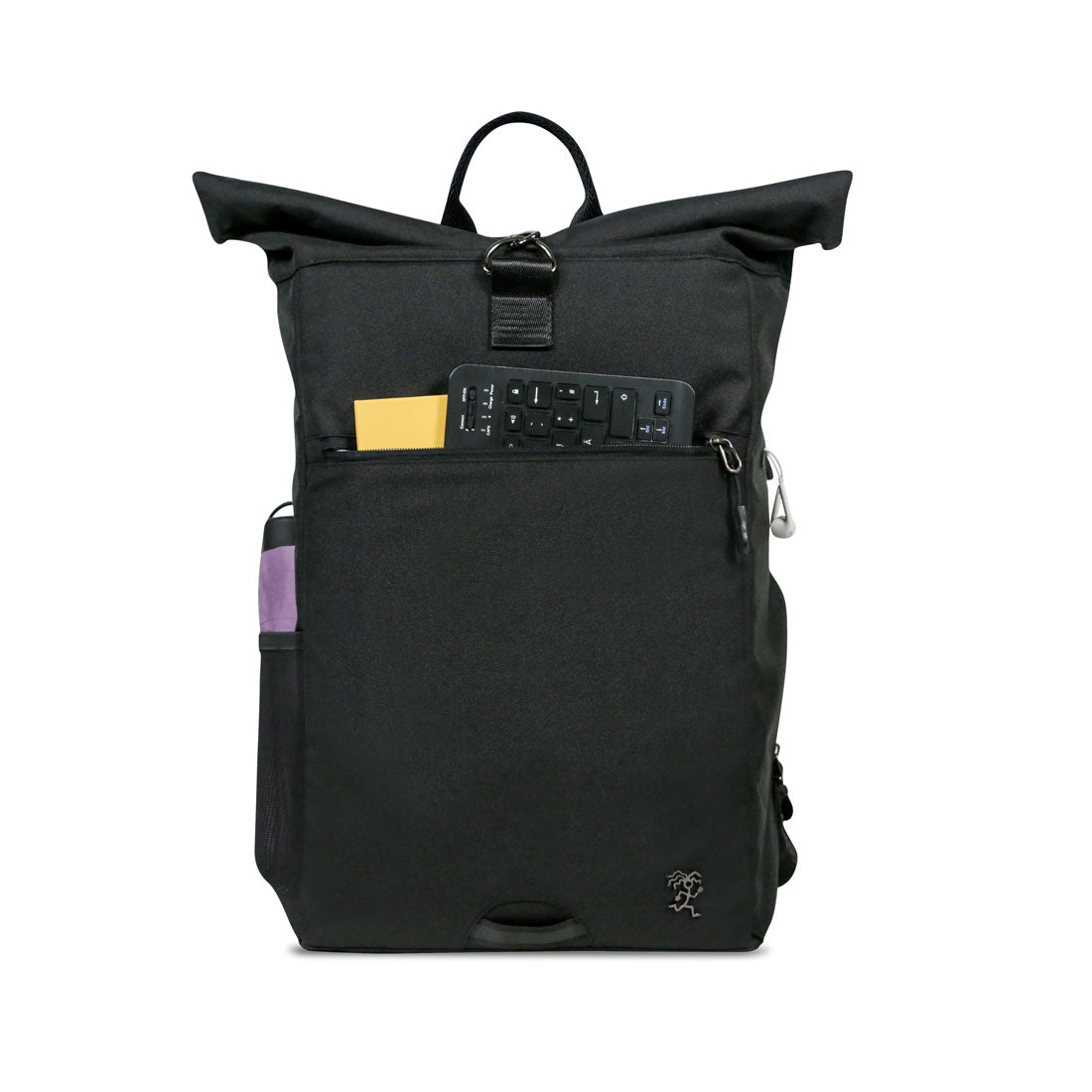 Vorderansicht des bepackten schwarzen FUCHS und REBELL PIET Rolltop Rucksacks mit Regenschirm, Tastatur und Buch