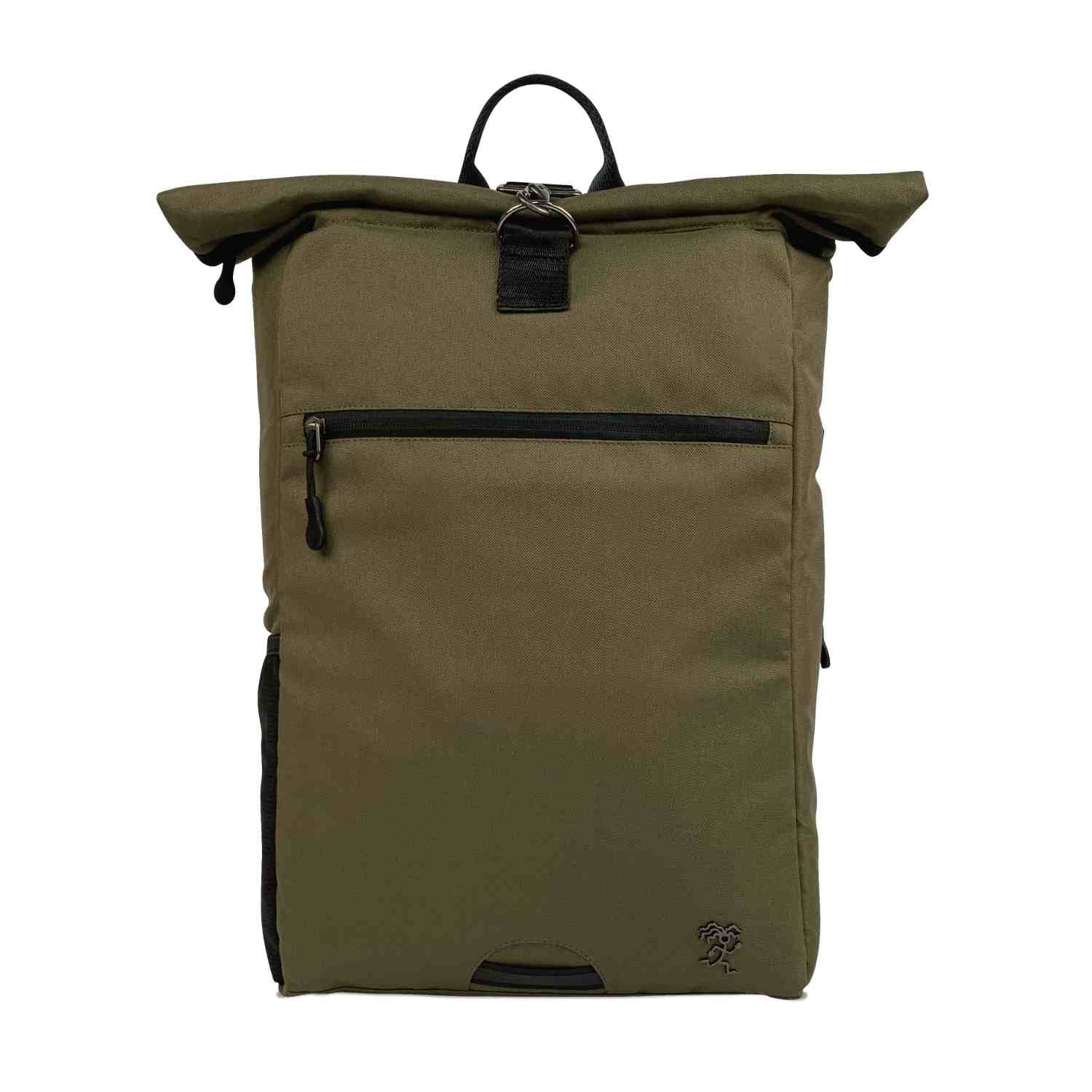 Vorderansicht der FUCHS und REBELL PIET Rolltop Rucksacks in grün. 