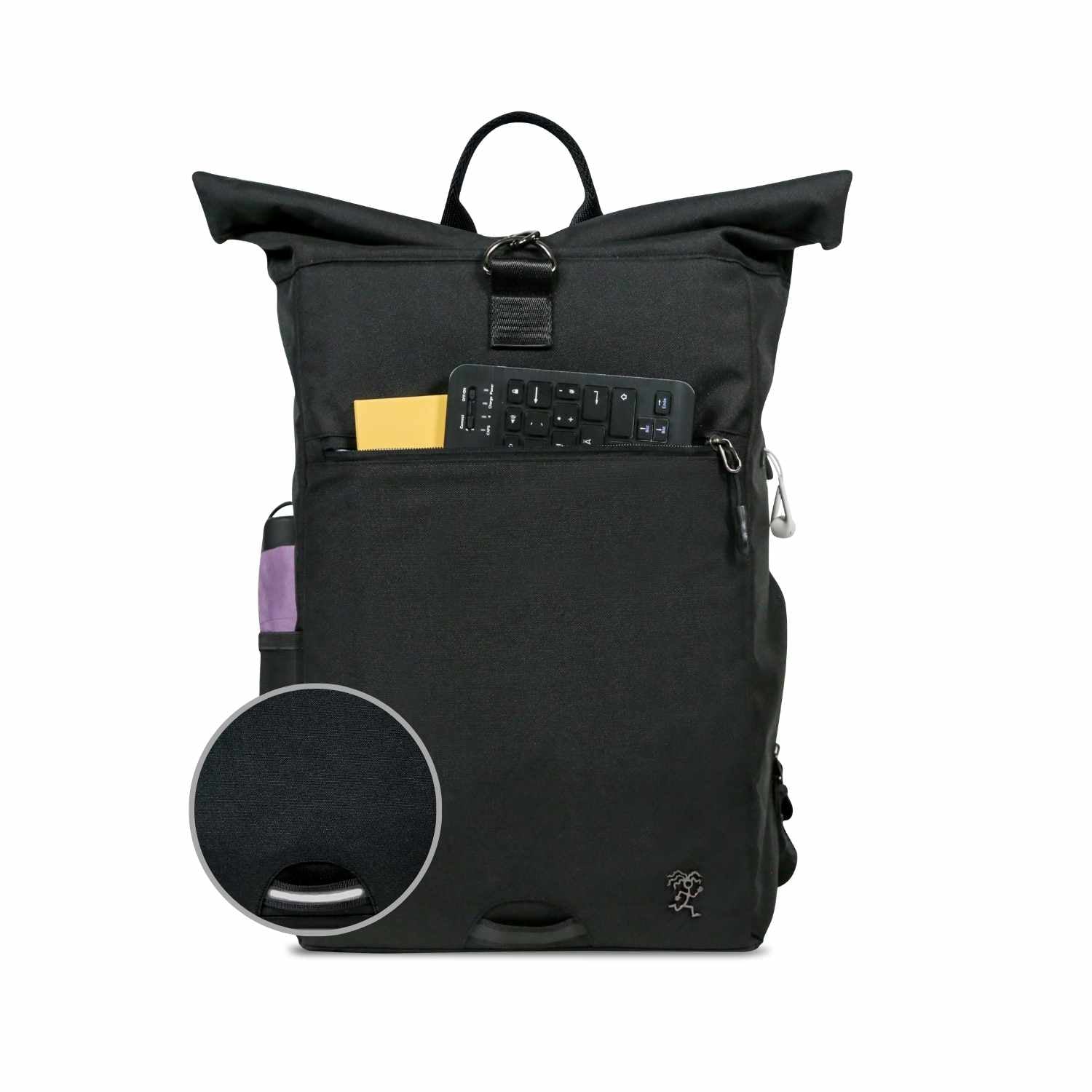 Vorderansicht des bepackten schwarzen FUCHS und REBELL PIET Rolltop Rucksacks mit Regenschirm, Tastatur und Buch und reflektierendem Riemen auf der Vorderseite.