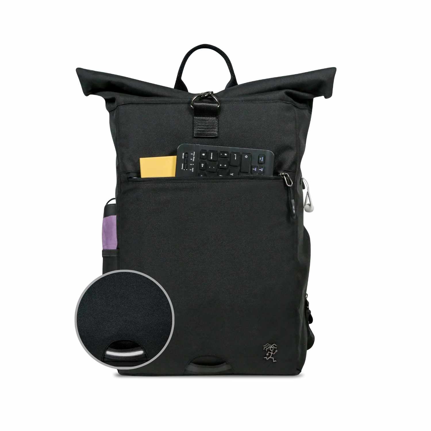 Vorderansicht des bepackten FUCHS und REBELL PIET Rolltop Rucksacks in schwarz mit Thermoflasche, Magazin und reflektierendem Riemen auf der Vorderseite.
