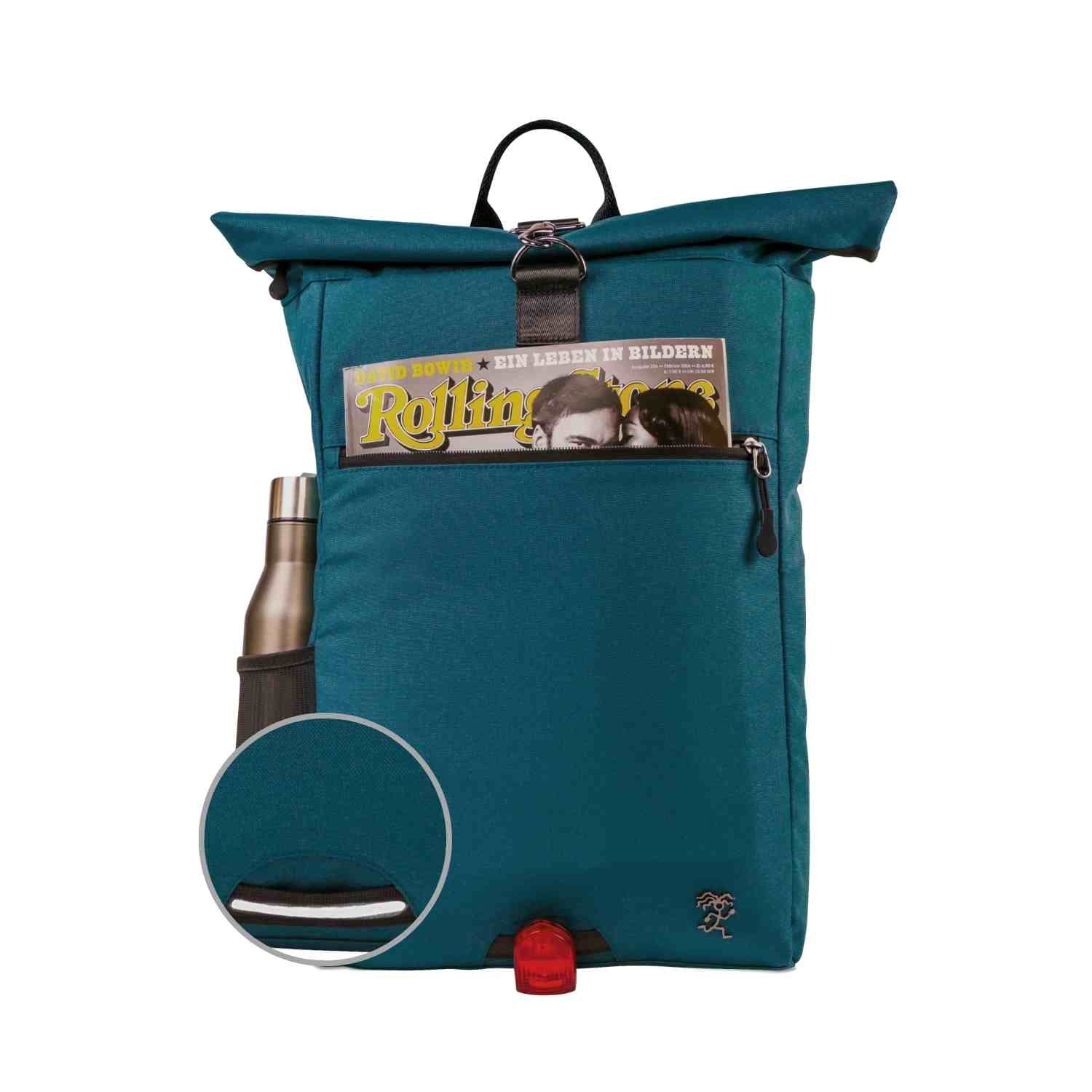 Vorderansicht des bepackten FUCHS und REBELL PIET Rolltop Rucksacks in petrolblau mit Thermoflasche, Magazin und reflektierendem Riemen auf der Vorderseite.