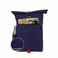 Vorderansicht des bepackten dunkelblauen FUCHS und REBELL PIET Rolltop Rucksacks mit Thormoflasche, Magazin und reflektierendem Riemen auf der Vorderseite.