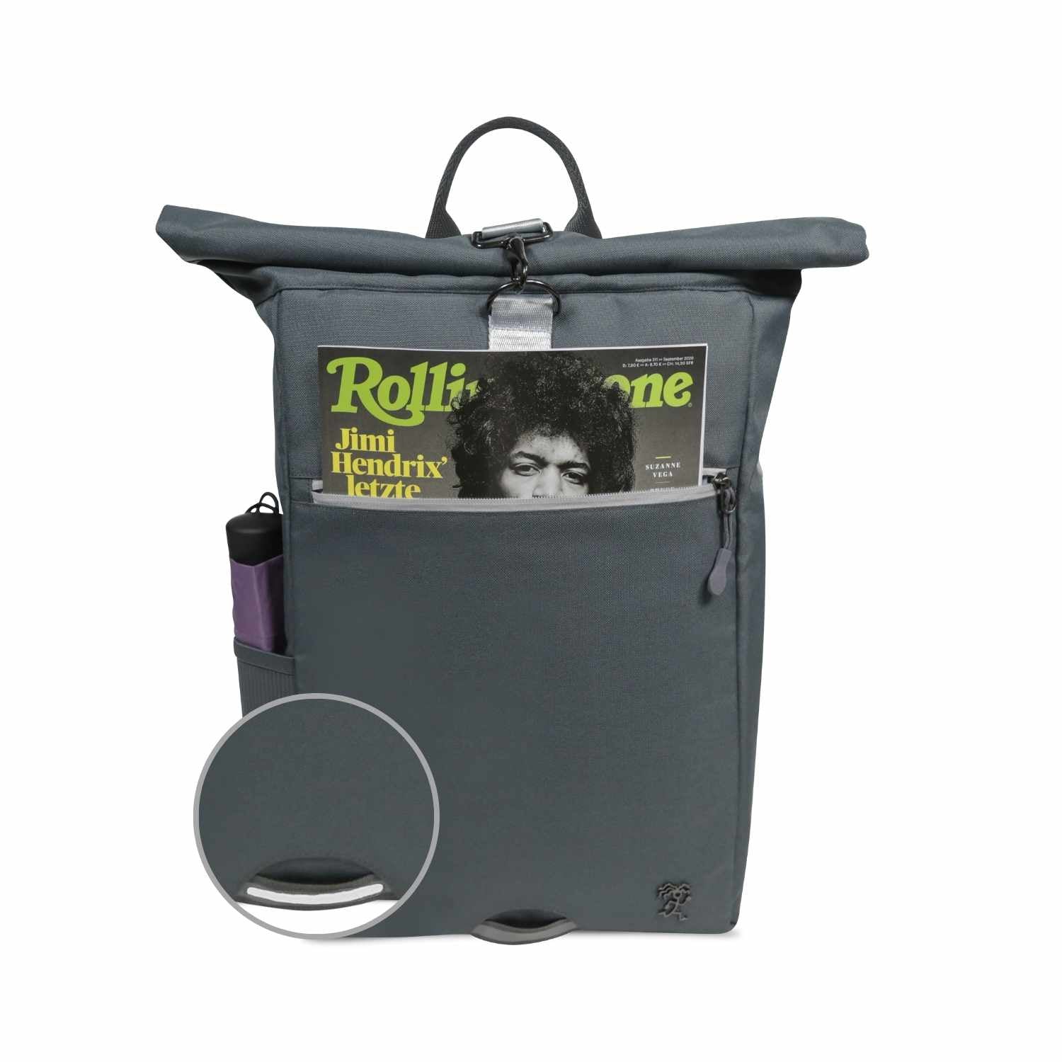 Vorderansicht des bepackten FUCHS und REBELL PIET Rolltop Rucksacks in dunkelgrau mit Thermoflasche, Magazin und reflektierendem Riemen auf der Vorderseite.