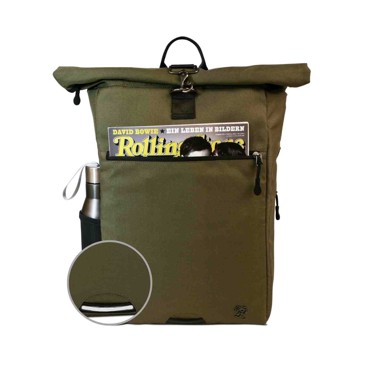 Vorderansicht des bepackten FUCHS und REBELL PIET Rolltop Rucksacks in gruen mit Thermoflasche, Magazin und reflektierendem Riemen auf der Vorderseite.