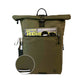 Vorderansicht des bepackten oliv gruenen FUCHS und REBELL PIET Rolltop Rucksacks mit Regenschirm, Magazin und reflektierendem Riemen auf der Vorderseite.