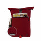 Vorderansicht des bepackten roten FUCHS und REBELL PIET Rolltop Rucksacks mit Thermoflasche, Magazin und reflektierendem Riemen auf der Vorderseite.
