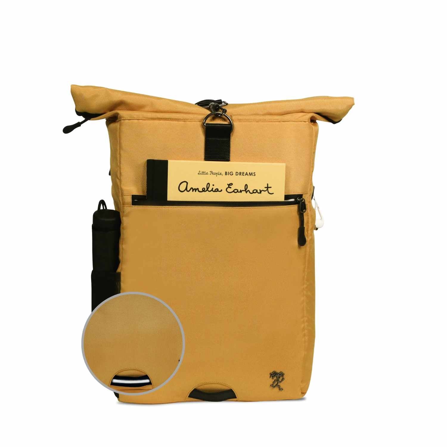 Vorderansicht des bepackten FUCHS und REBELL PIET Rolltop Rucksacks in gelb mit Thermoflasche, Magazin und reflektierendem Riemen auf der Vorderseite.