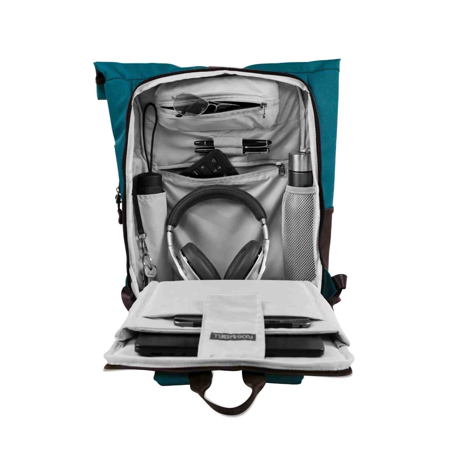 Innenansicht des FUCHS und REBELL PIET Rolltop Rucksacks in petrolblau mit vielen praktischen Faechern.