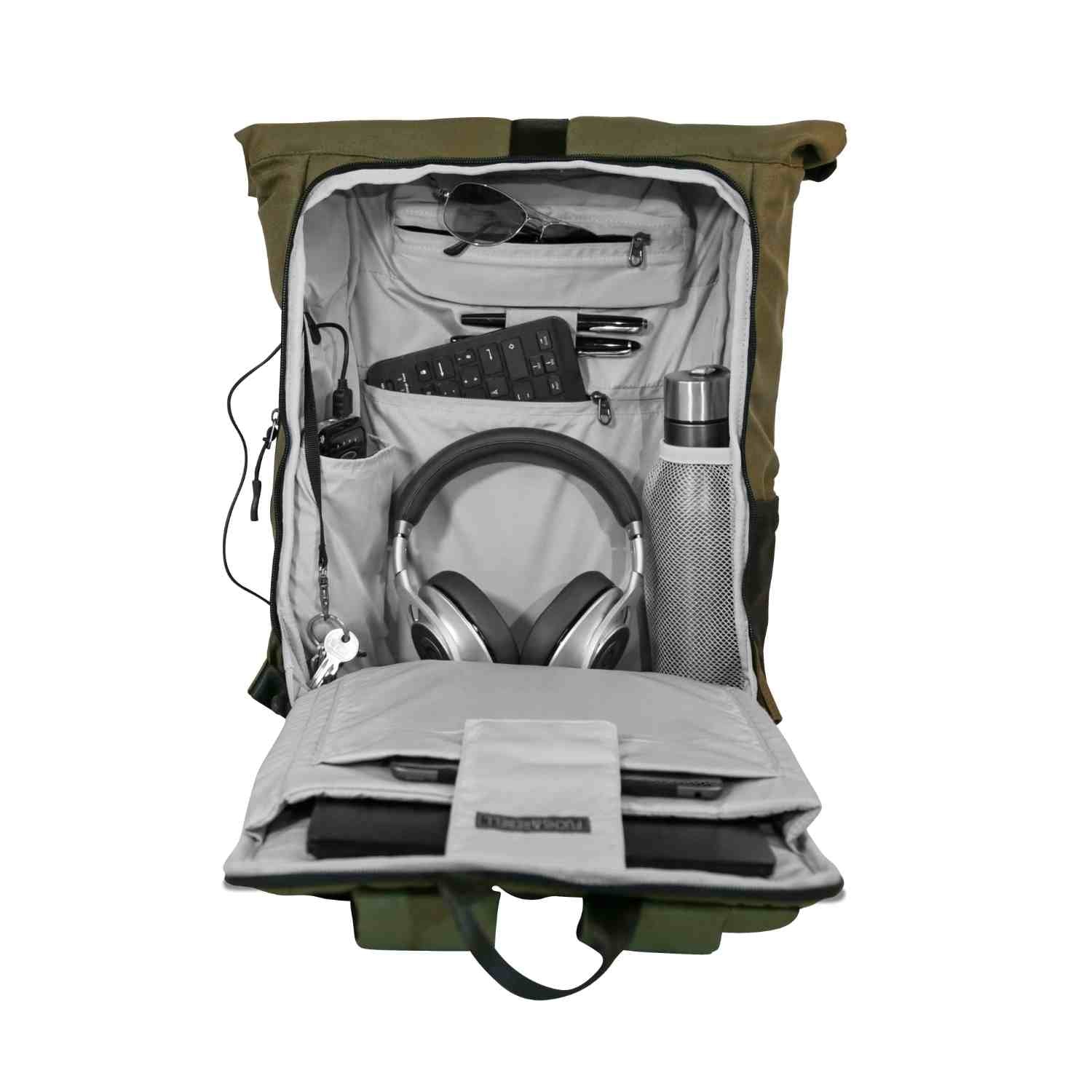 Innenansicht des FUCHS und REBELL PIET Rolltop Rucksacks in gruen mit vielen praktischen Faechern.