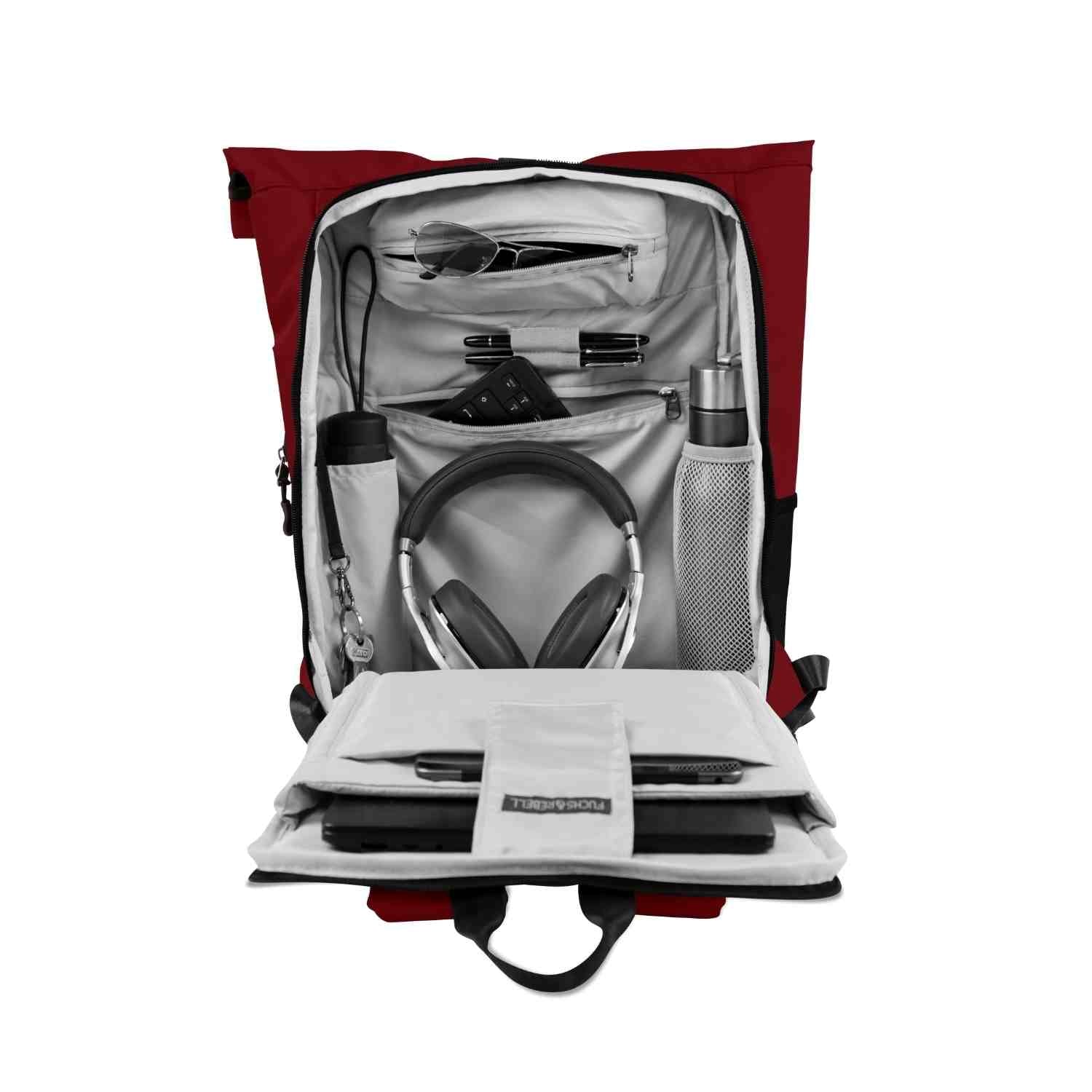 Innenansicht des FUCHS und REBELL PIET Rolltop Rucksacks in rot mit vielen praktischen Faechern.
