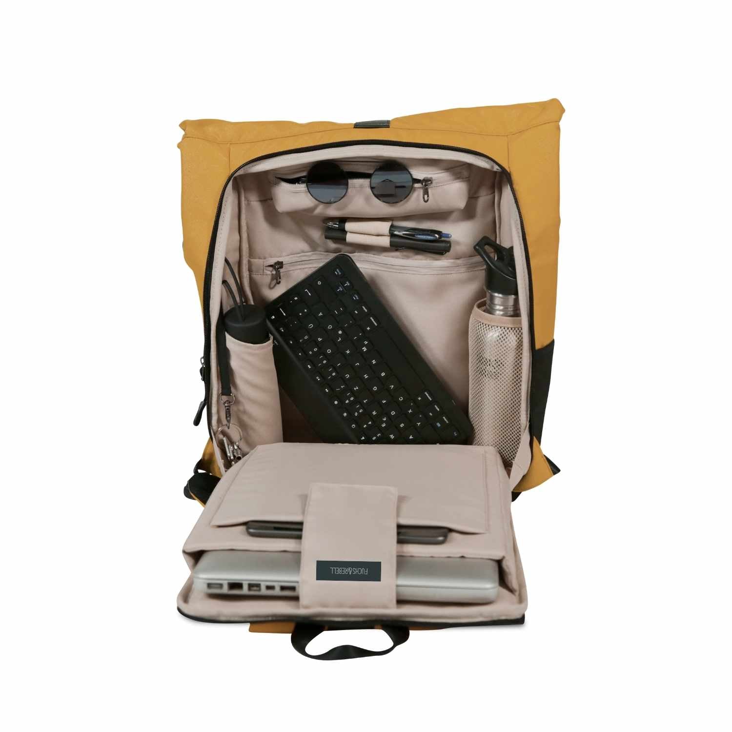 Innenansicht des FUCHS und REBELL PIET Rolltop Rucksacks in gelb mit vielen praktischen Faechern.