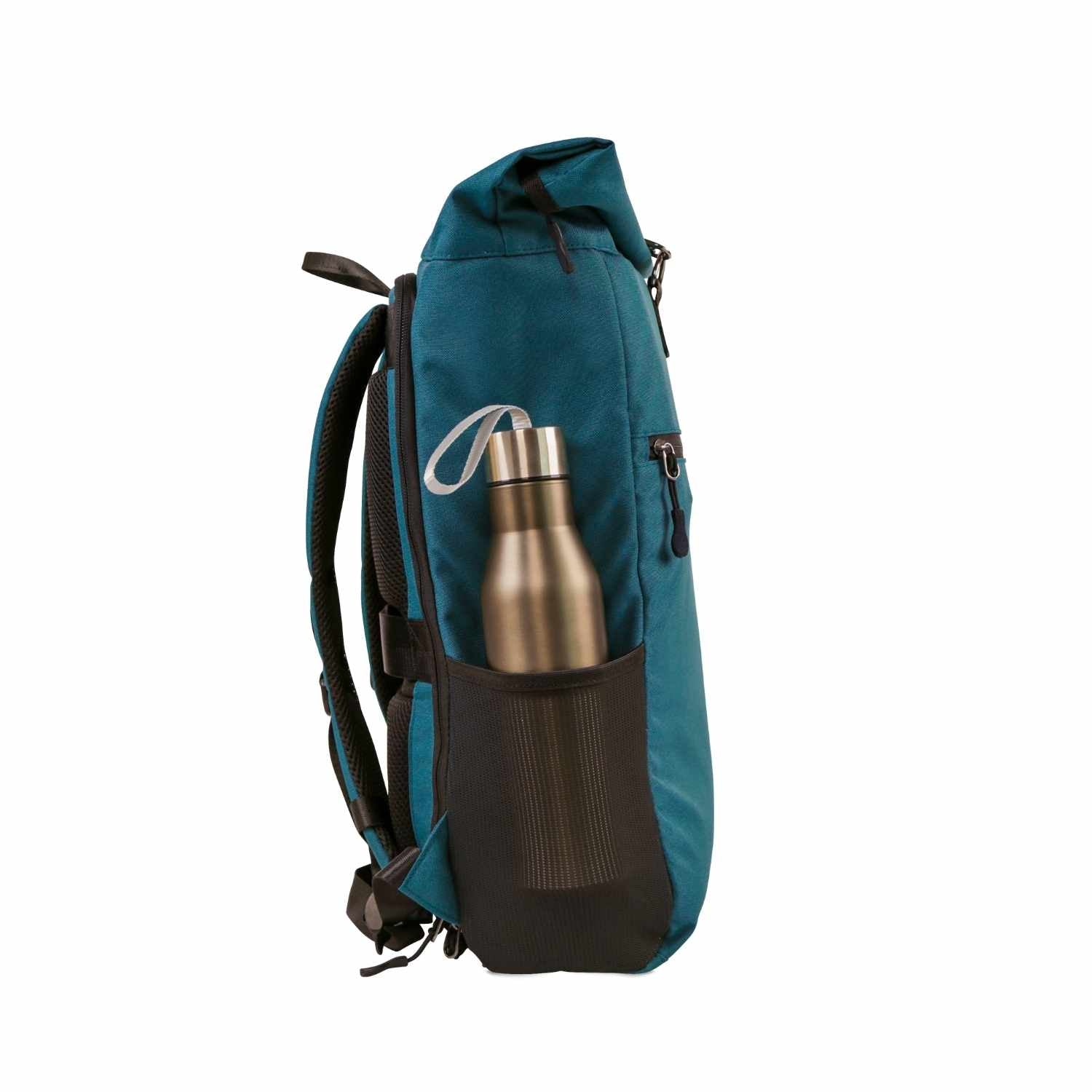 Seitenansicht von dem FUCHS und REBELL PIET Rolltop Rucksack in petrolblau mit extra strabiler Meshtasche für einen Regenschirm oder eine Flasche.